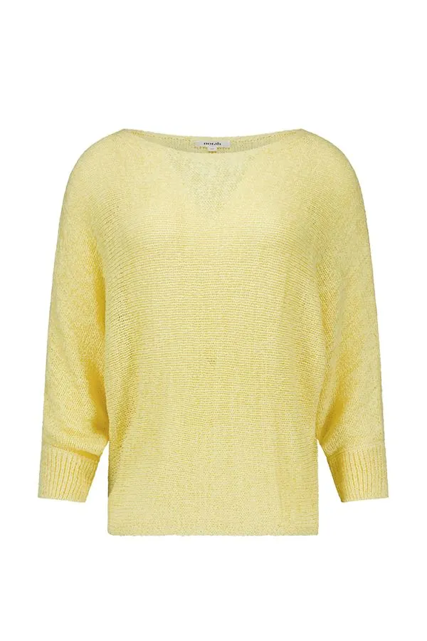 Gele gebreide trui