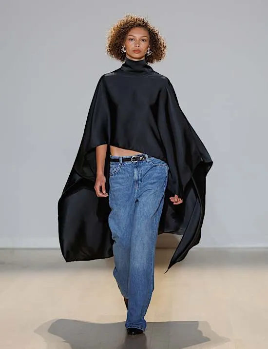 Lang geschnittenes Cape aus Satin mit Stehkragen