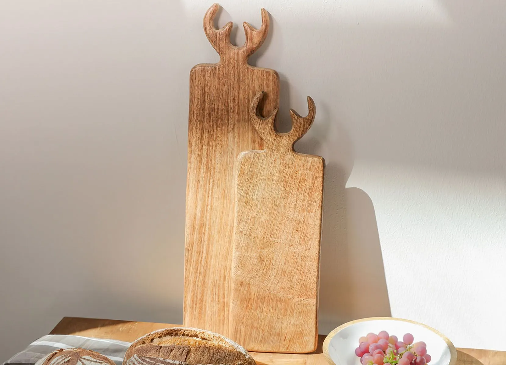 Kleines Servierbrett mit Geweih aus Mangoholz