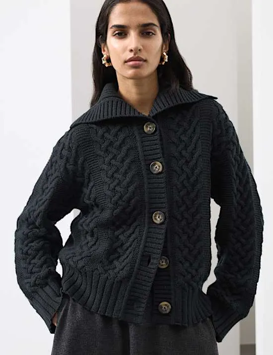 Strickjacke aus reiner Wolle mit Kragen