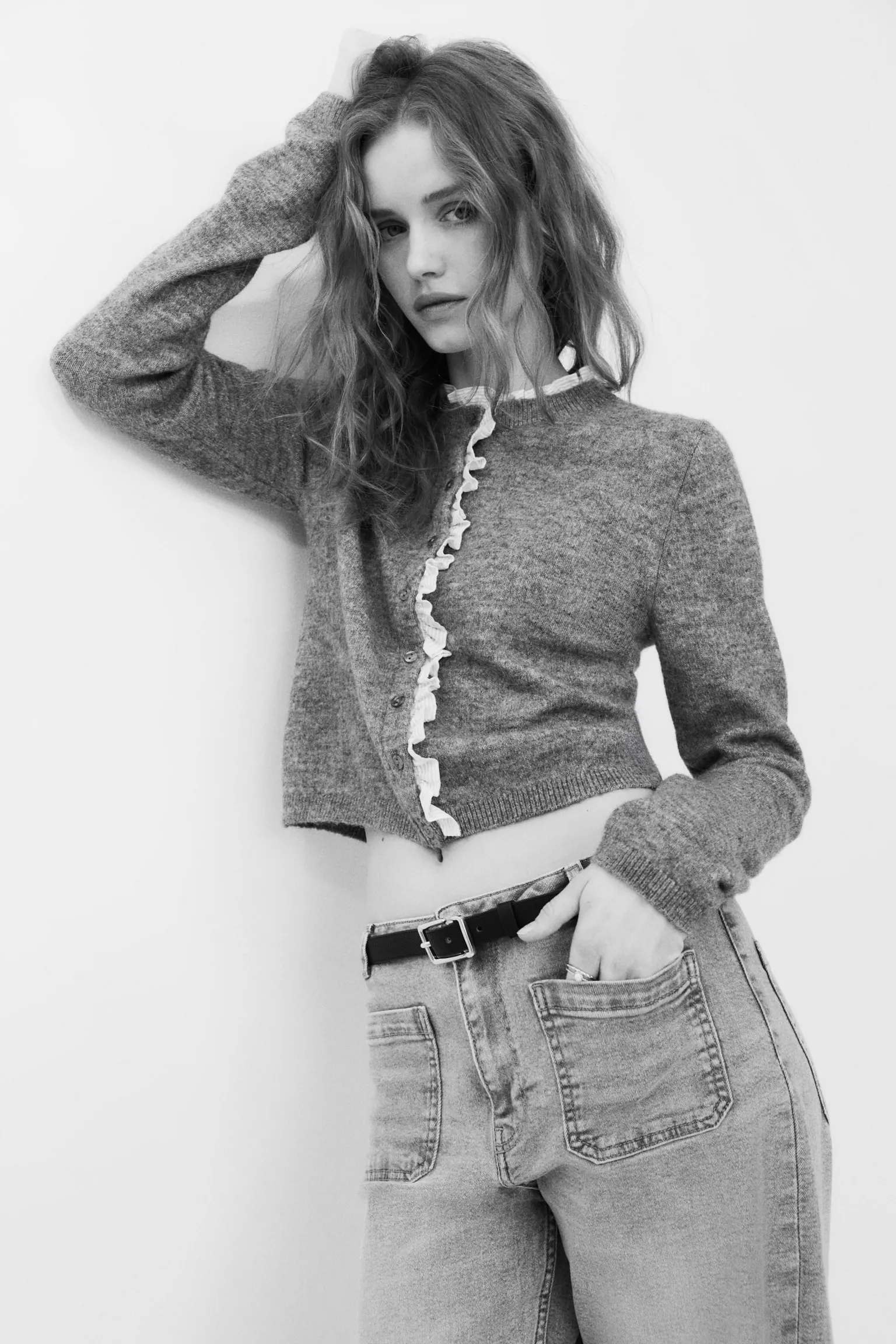 Cárdigan en tejido fino con borde de olán