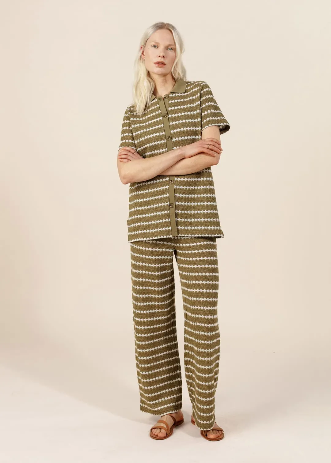 Strukturstickade vida byxor