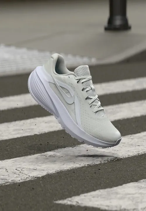 Nike Performance DOWNSHIFTER - Løpesko for vei - white