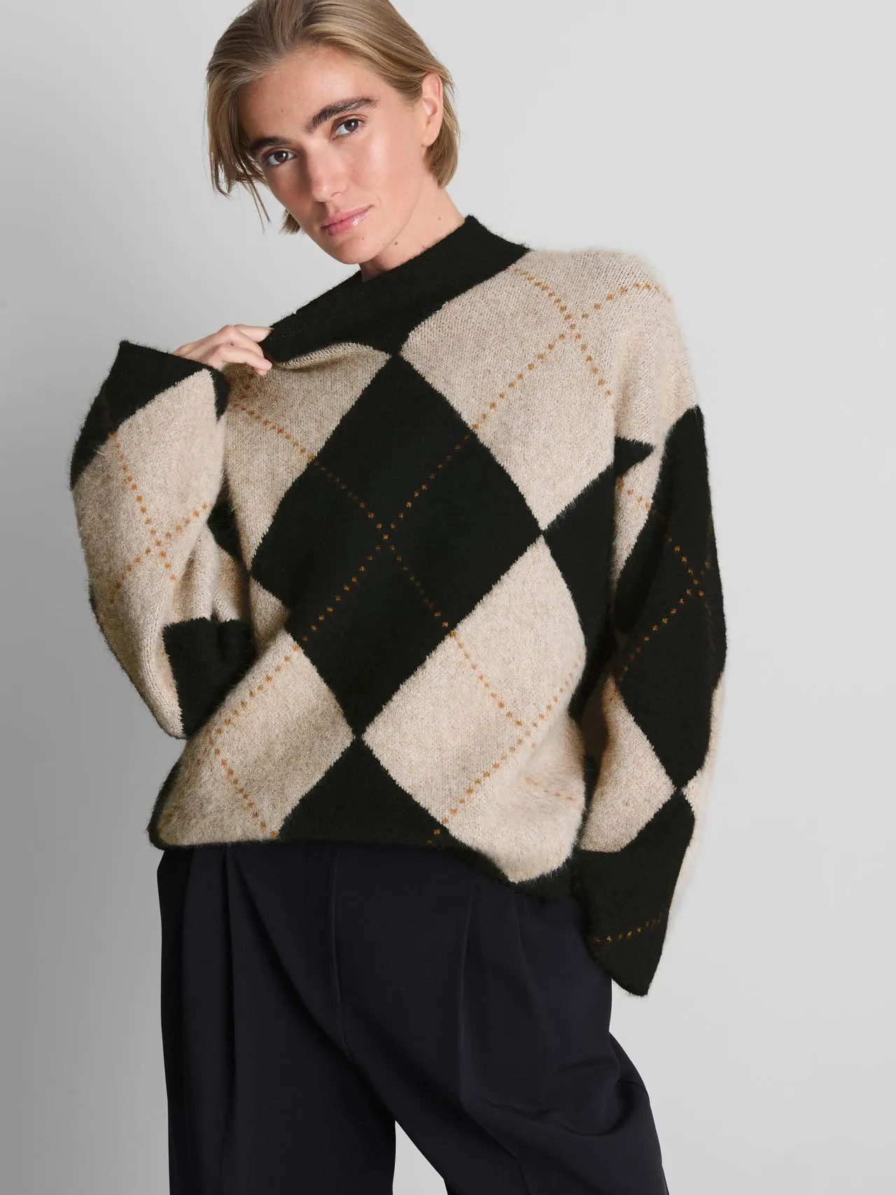 Pull en maille à col cheminée et losanges