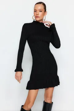 Vestido mini ajustado volantes
