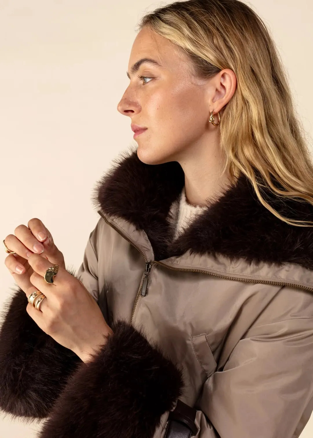 Lång parkas med fuskpäls