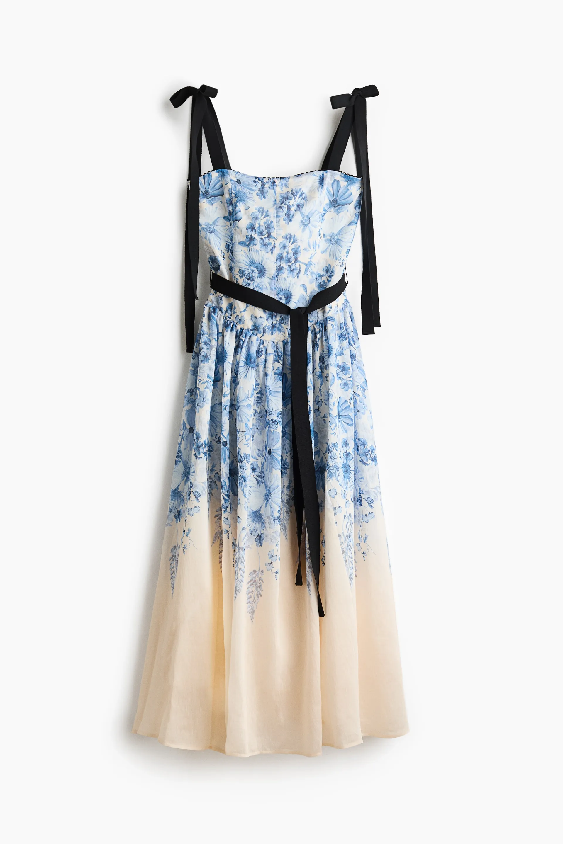 Vestido con vuelo y tirantes de lazo