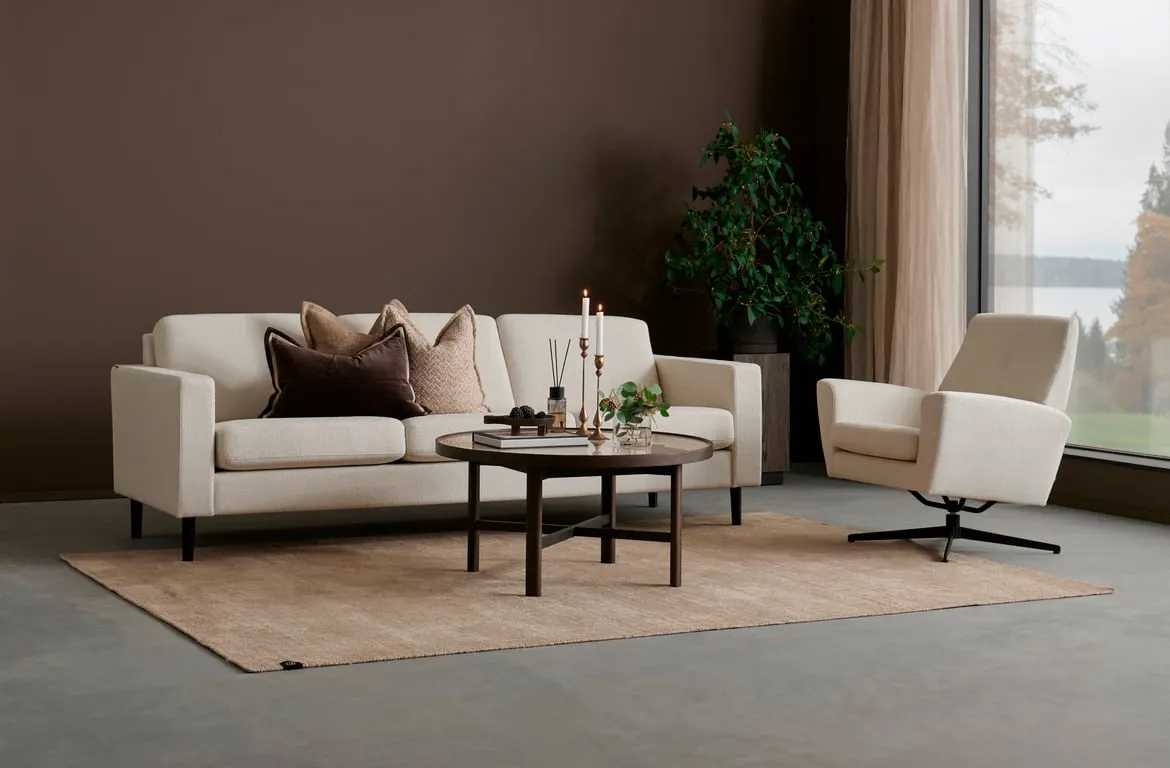 Brunstad Choice Høy 3,5 seter Modulsofa. Stoff Dixie Beige, arm 001, Ben 207 svartlakkert