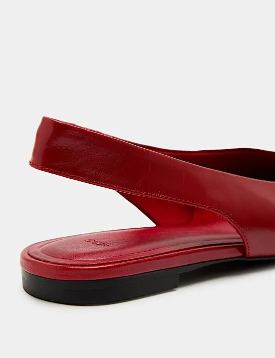 Flache Lederschuhe mit Fersenriemen und spitzer Kappe