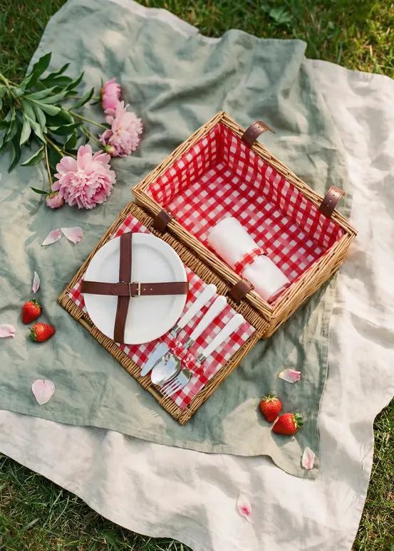 Picnic basket with cutlery and lid