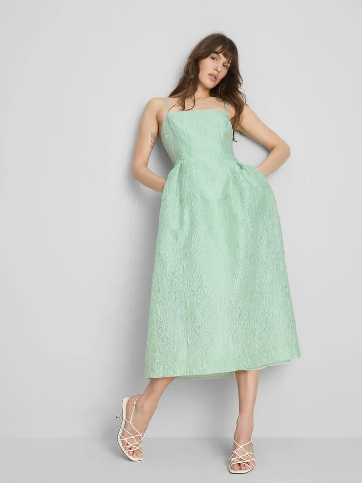 Robe mi-longue ajustée en jacquard à bretelles