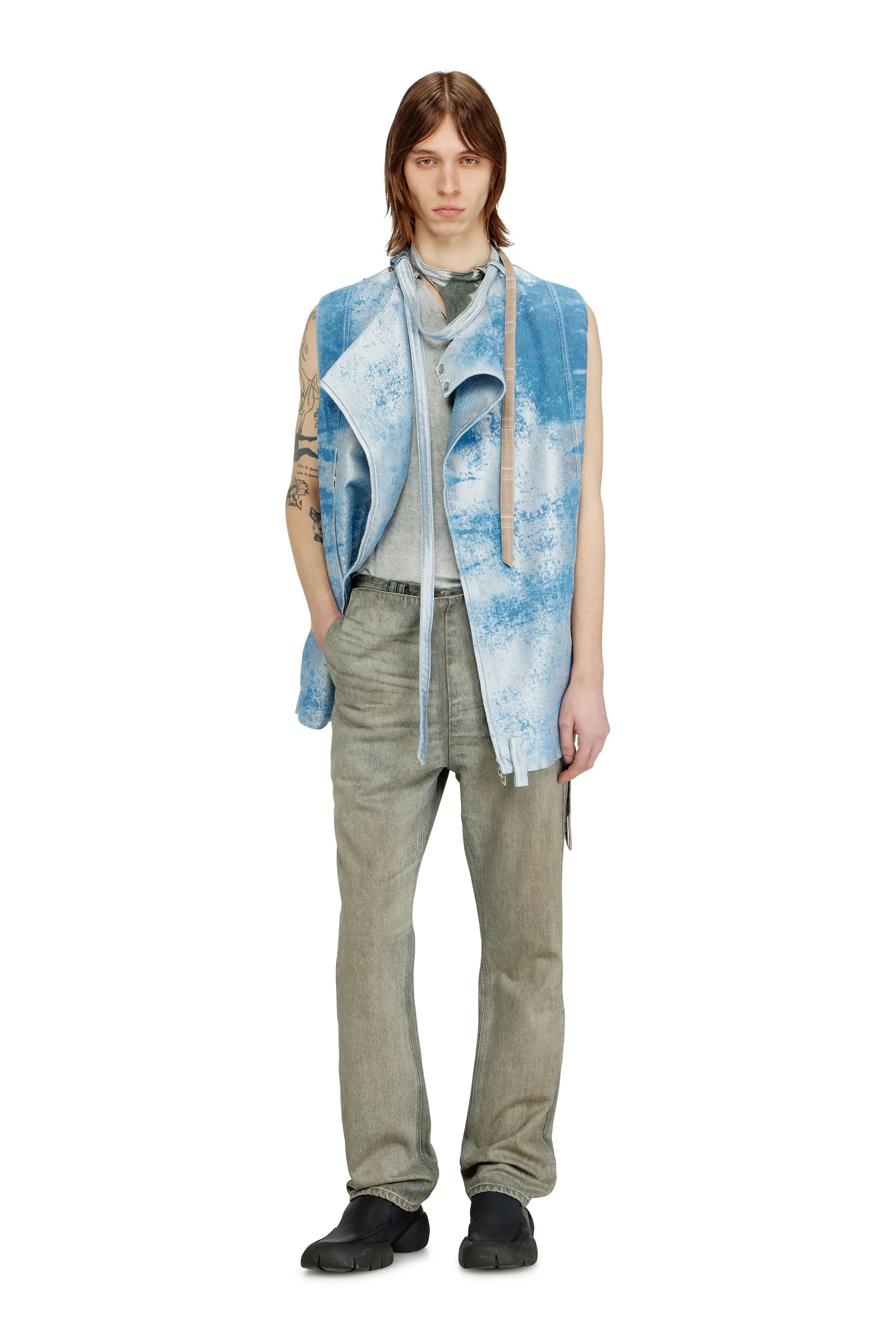Sleeveless vest in coloured satin denim
