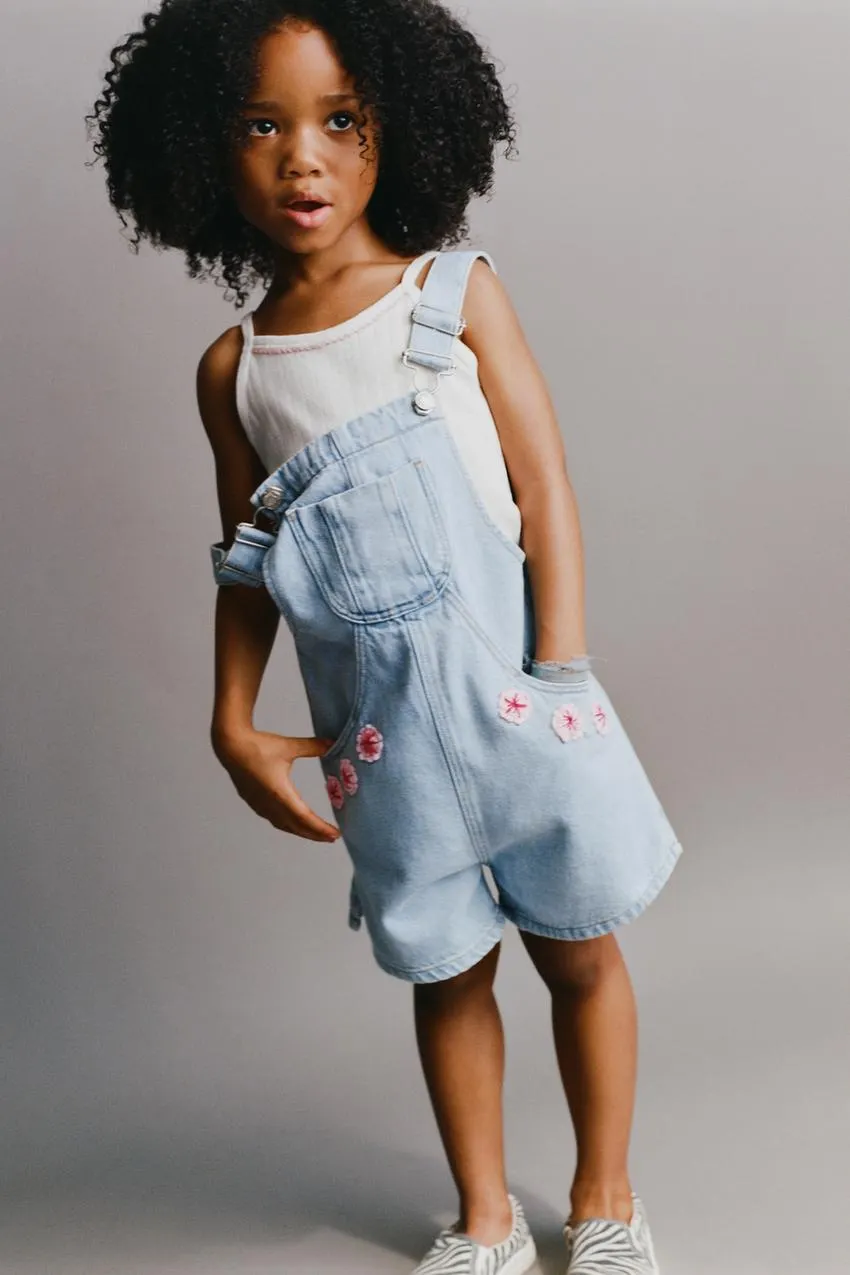 DENIM SHORT DUNGAREES WITH CROCHET FLOWERS