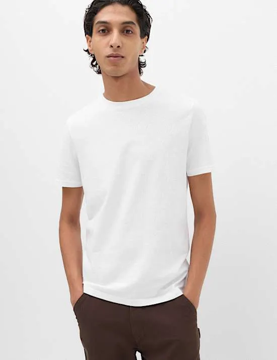 T-Shirt aus reiner Baumwolle in normaler Passform mit Rundhalsausschnitt
