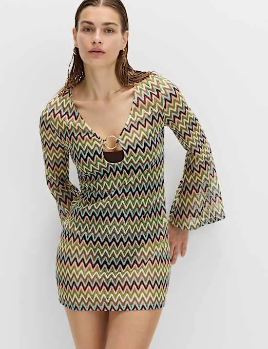 Strukturiertes Mini-Strandkleid mit V-Ausschnitt