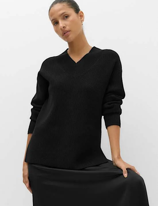 Lang geschnittener gerippter Pullover mit V-Ausschnitt