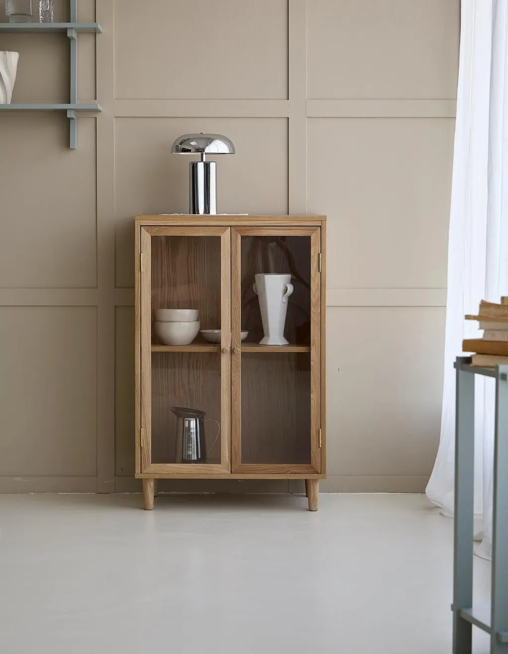 Holzschrank mit Glastüren