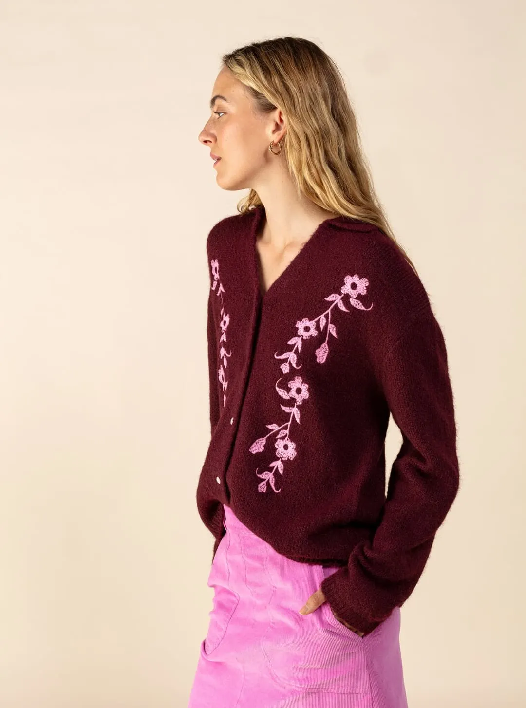 Vinröd broderad cardigan