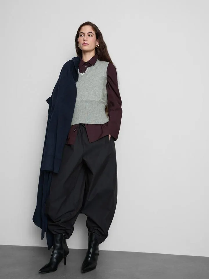 Débardeur tricoté à finitions en dentelle