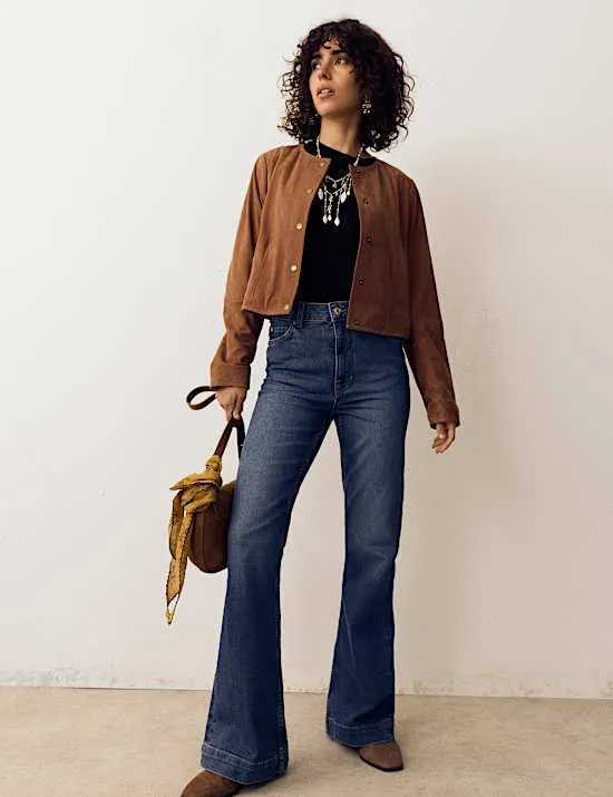 Denimjeans mit ausgestelltem Bein