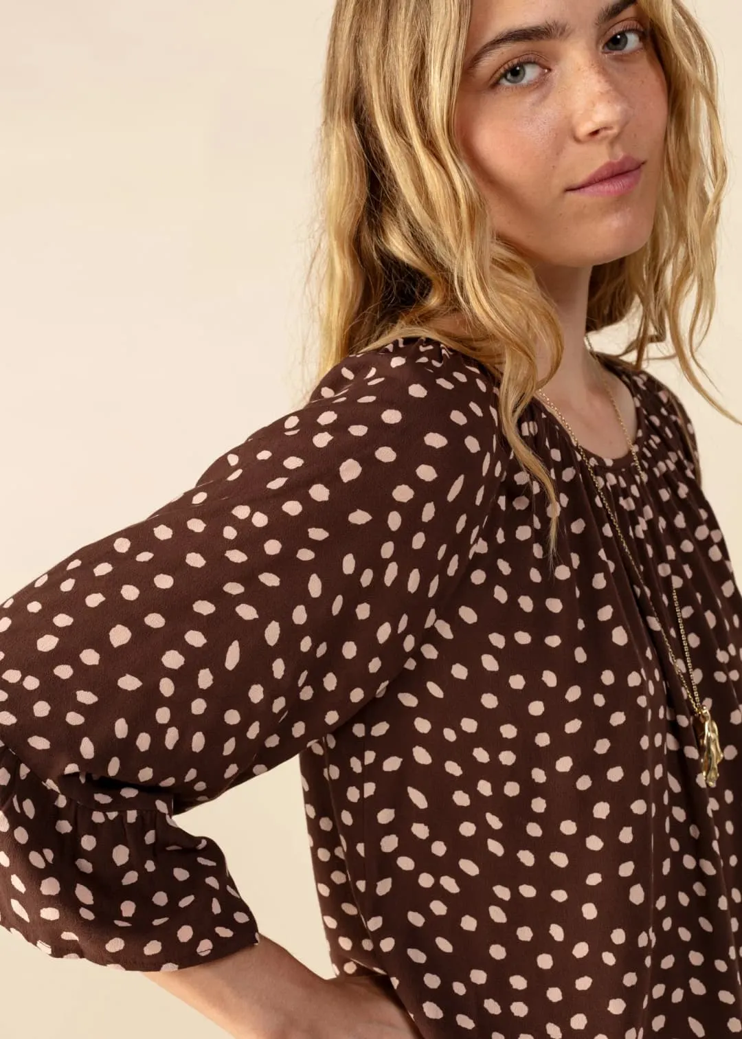 Prickig blus med 3/4 ärm