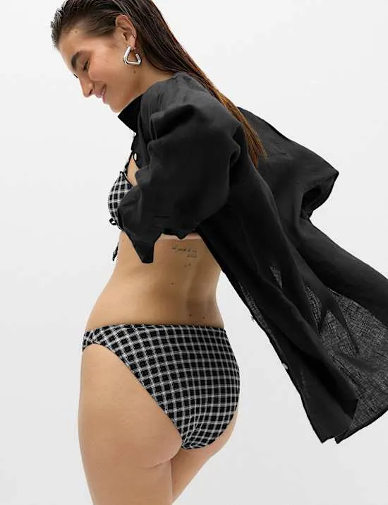 Karierte Bikinihose mit hoch ausgeschnittenem Bein
