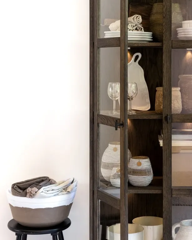 Embla vitrineskap 80 x 40, H 195 cm, smoked olje, inkl lys