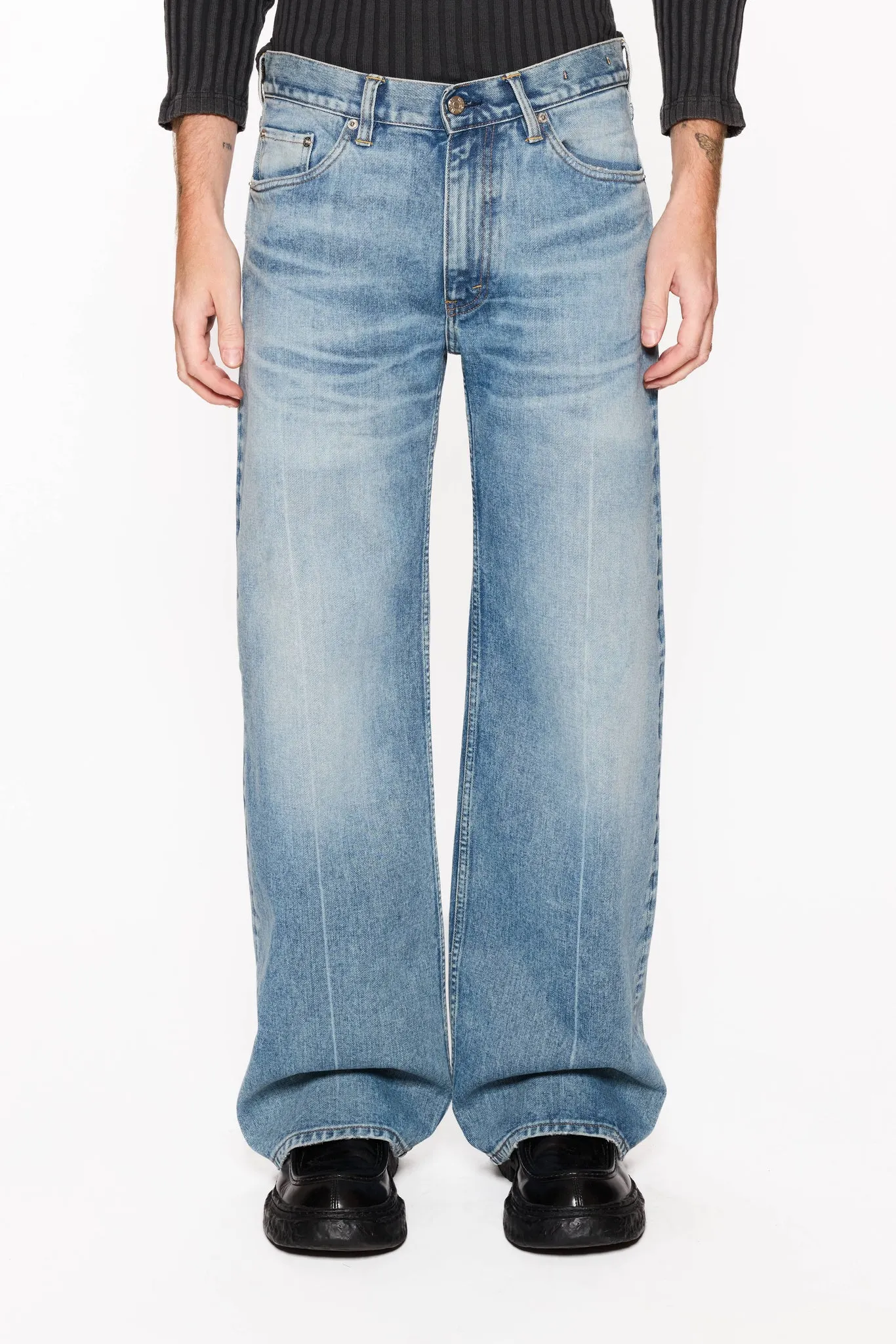Low-Waist Wide-Leg Jeans