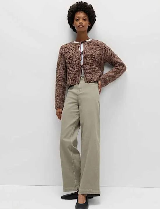 Knöchellange Jeans mit hohem Bund und weitem Bein