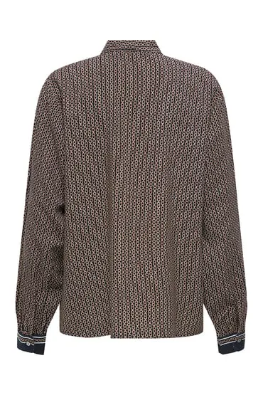 Blusa con lazada en el cuello