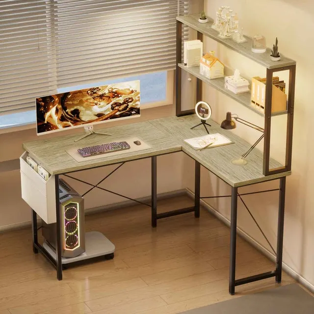 Escritorio Gaming en L 148cm con LED, 3 Tomas AC + 2 Puertos USB, Estantes de Doble Nivel, Reversible