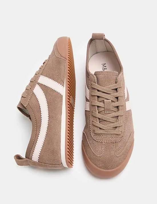 Turnschuhe mit Schnürung aus Wildleder mit Seitendetail