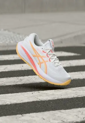 GEL-CUMULUS 28 - Løpesko for vei - white/orange glow
