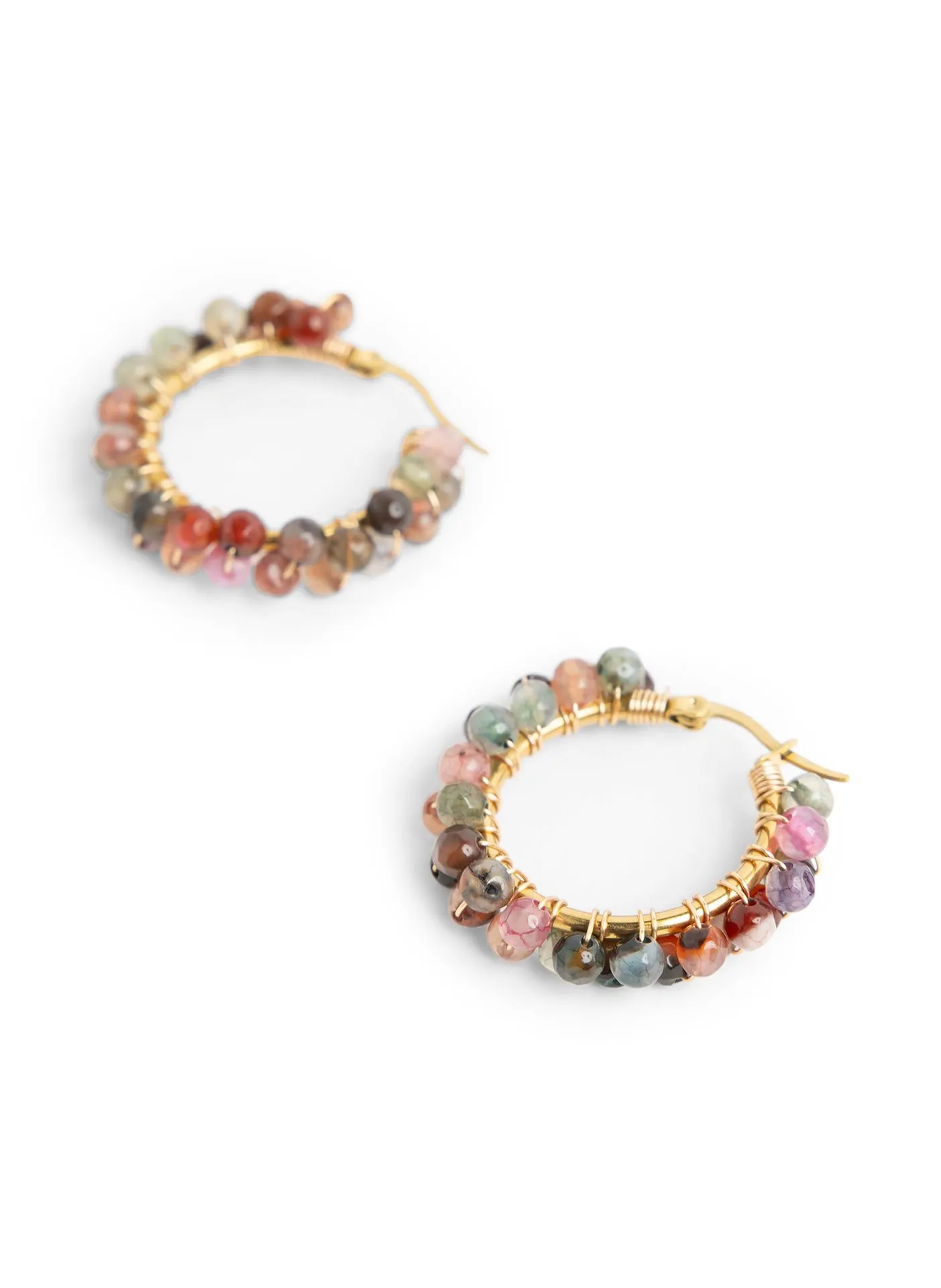 Goudkleurige oorringen met gekleurde kralen