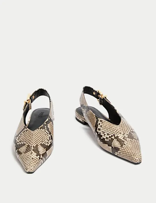 Flache Schuhe mit Fersenriemen, zulaufender Spitze und Schlangenprint