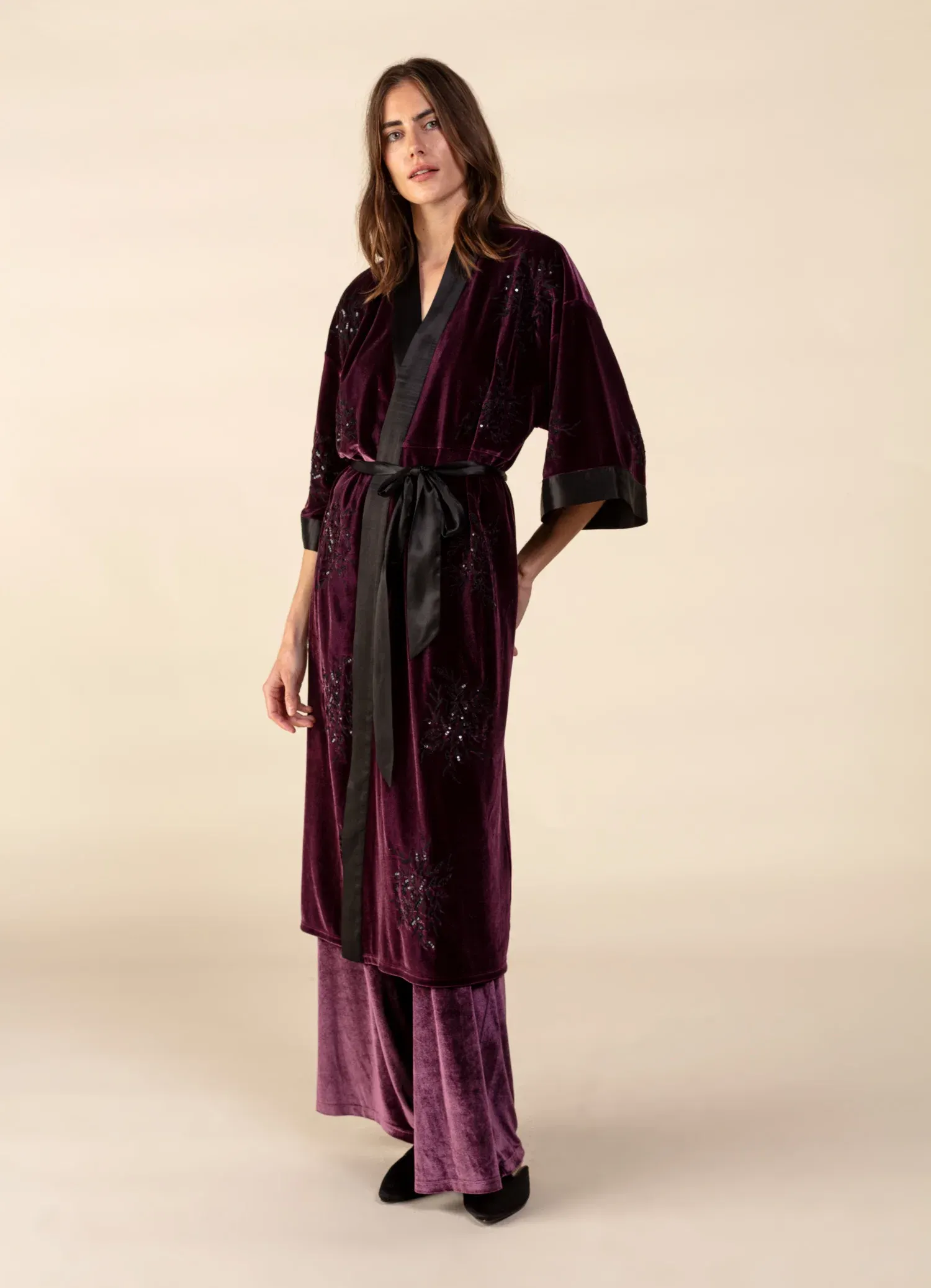 Lång broderad kimono i velour