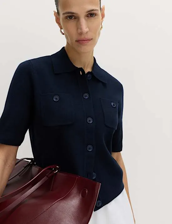 Kurze Strickjacke mit durchgehender Knopfleiste und Kragen