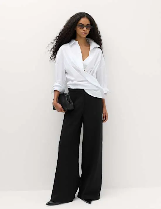 Figurbetonte Hose mit seitlichen Laschen und weitem Bein