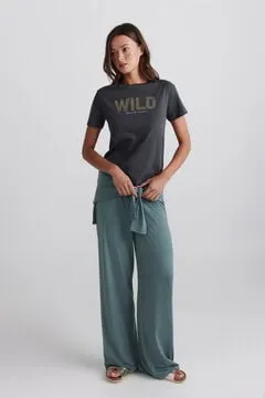 Camiseta manga corta texto tachas