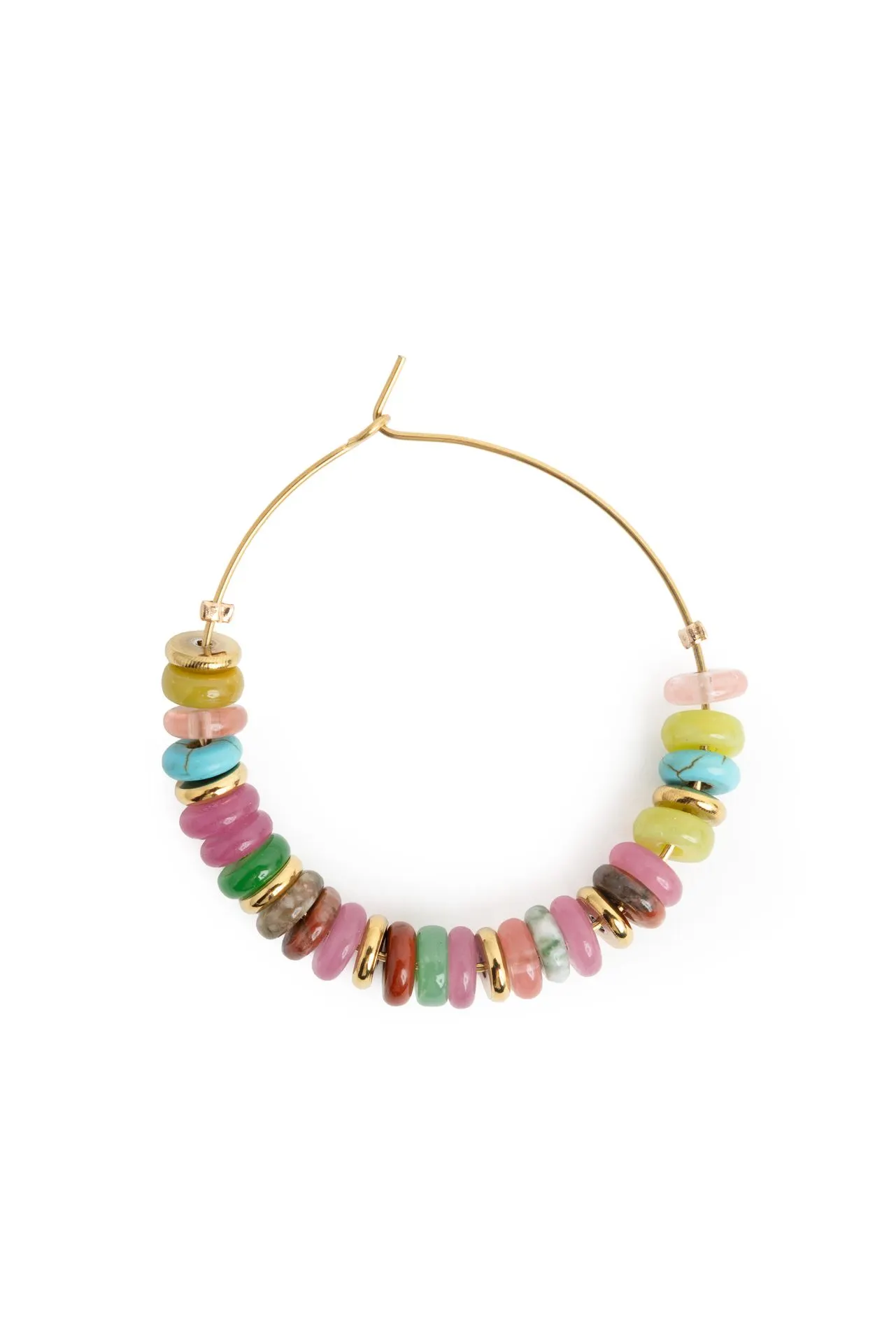 Goudkleurige oorringen met kleurrijke kralen