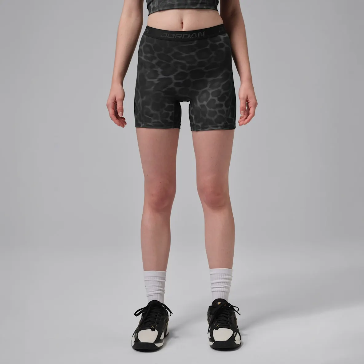 Dri-FIT shorts med trykk og høyt liv til dame (13 cm)