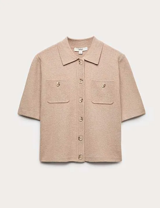 Kurzes Jäckchen mit Kragen und Knopfdetail