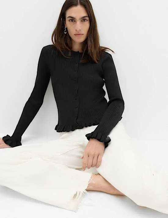 Schmal geschnittene Strickjacke mit Rippenmuster und Rüschendetail