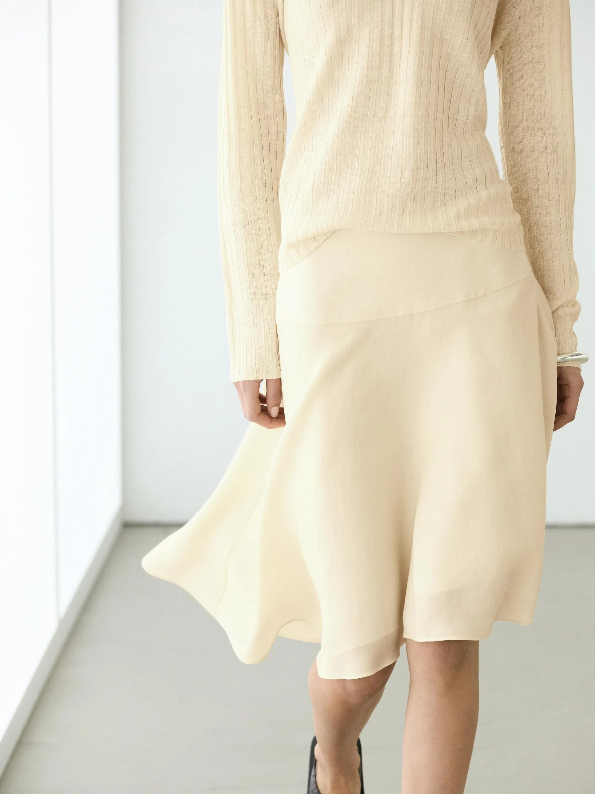 Splývavá asymetrická midi sukně