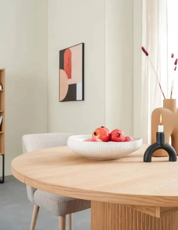 Linea spisebord rundt Ø 120 cm m/uttrekk for opptil 4 plater, lys naturoljet, spilesokkel