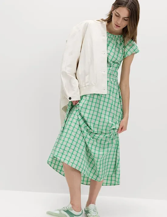 Tailliertes Midikleid auf Taille mit Puffärmeln