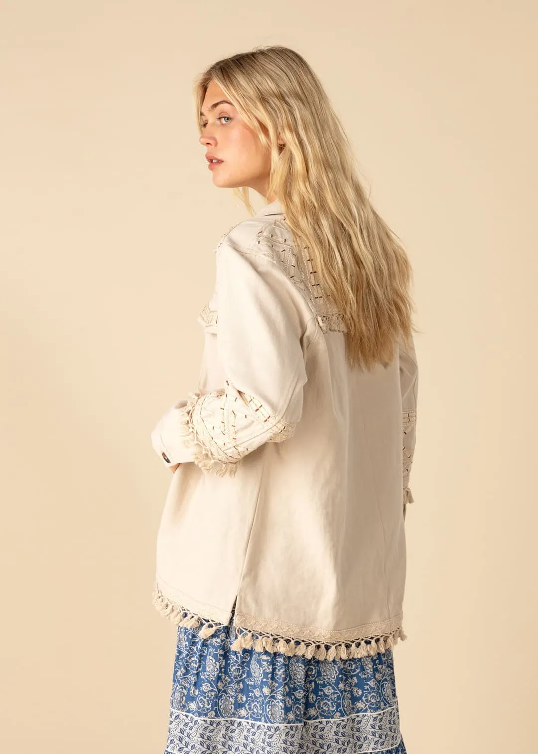 Broderad jacka med fransar