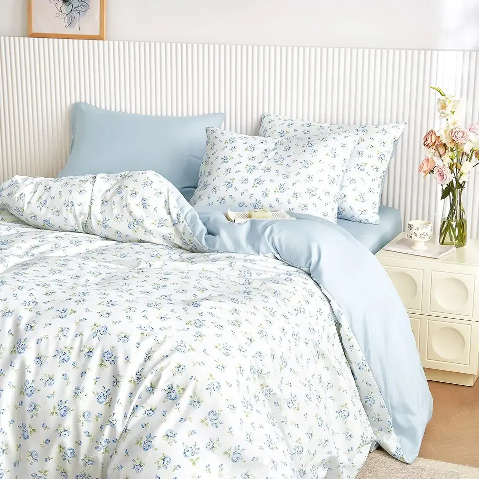 Wake In Cloud - Floral Comforter Set, Coquette Cottagecore Aesthetic Flower Shabby Chic Pattern for Women Teen Girls, Soft Lightweight Bedding, 3 Pieces, White Blue, Full Size