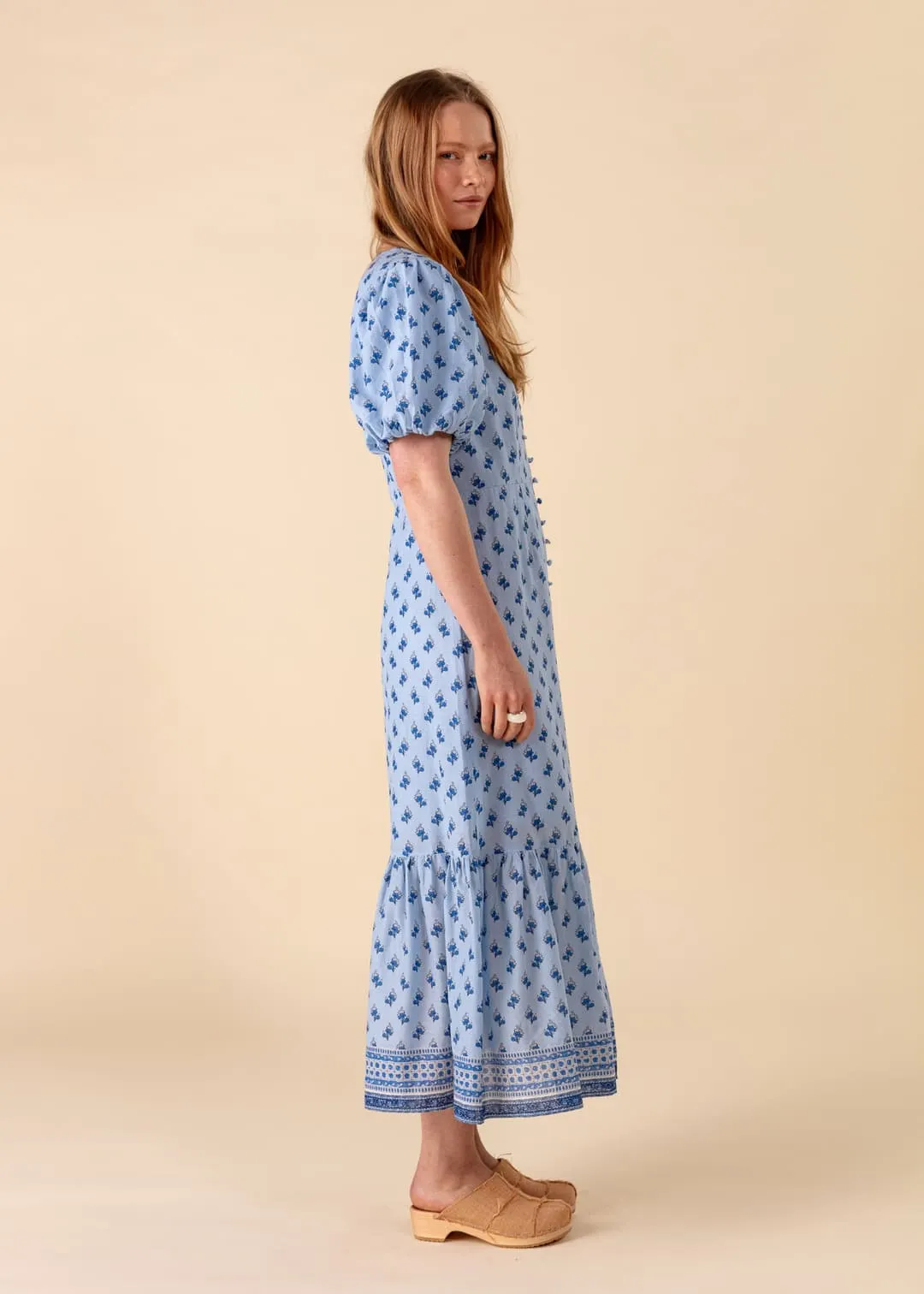 Lång buttimönstrad klänning