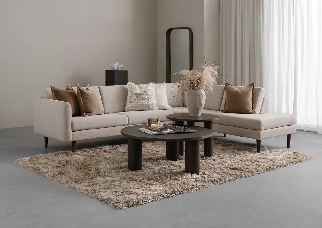 Hjellegjerde Høy hjørnesofa 3 seter + stort hjørne + endemodul, armlen 28, stoff Domino light beige